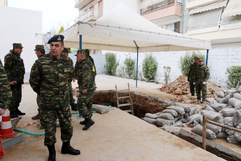 Κορδελιό: Σε εξέλιξη η επιχείρηση εξουδετέρωσης της βόμβας (εικόνες, βίντεο)